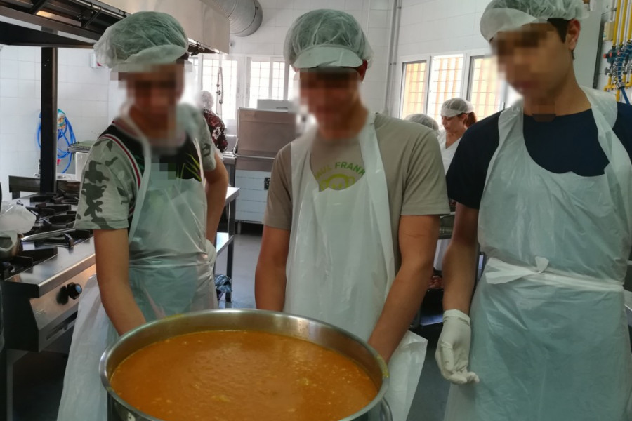 Los menores del centro educativo ‘Ciudad de Melilla’ realizan un taller de cocina solidario. Fundación Diagrama 2019. 