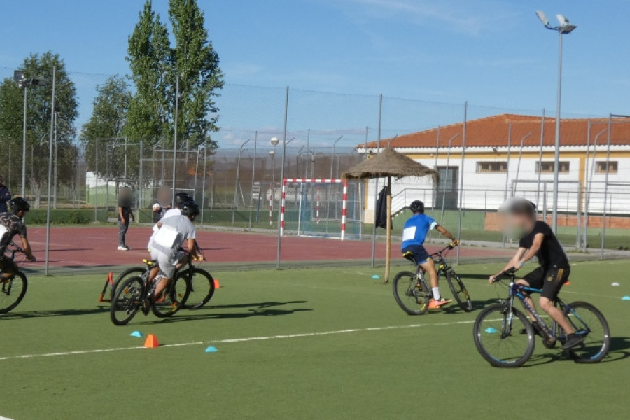 Menores del centro educativo ‘La Cañada’ de Fernán Caballero (Ciudad Real) participan en un campeonato de ciclismo organizado en el recurso. Fundación Diagrama. Castilla-La Mancha 2022