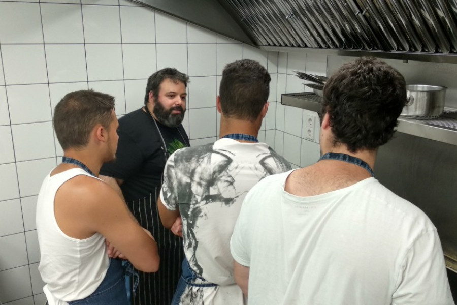 Los menores del centro educativo ‘Virgen de Valvanera’ de Logroño participan en una visita al restaurante del chef riojano Juan Carlos Ferrando. Fundación Diagrama. La Rioja 2019. 