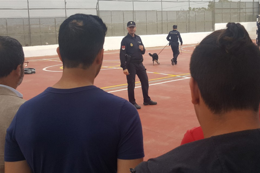 Los jóvenes atendidos en el centro ‘El Limonar’ de Alcalá de Guadaíra reciben la visita de distintas unidades especiales de la Policía Nacional. Fundación Diagrama. Andalucía 2018. 