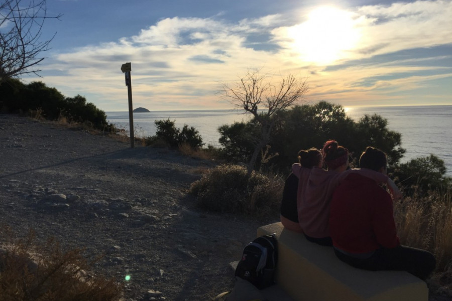Menores del centro de acogida ‘Lucentum’ de Alicante realizan una ruta de senderismo por la Colada de la Costa de Villajoyosa. Fundación Diagrama. Comunidad Valenciana 2018. 