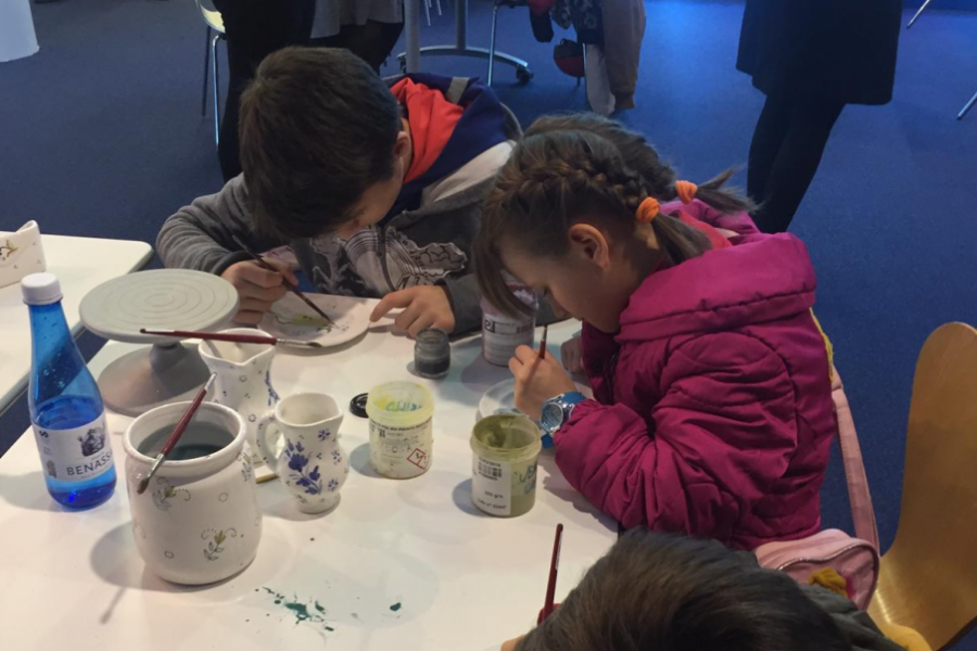 Menores atendidos en el centro ‘Massamagrell’ realizan talleres manipulativos en el Mercado de Artesanía de Valencia. Fundación Diagrama. Comunidad Valenciana 2018. 