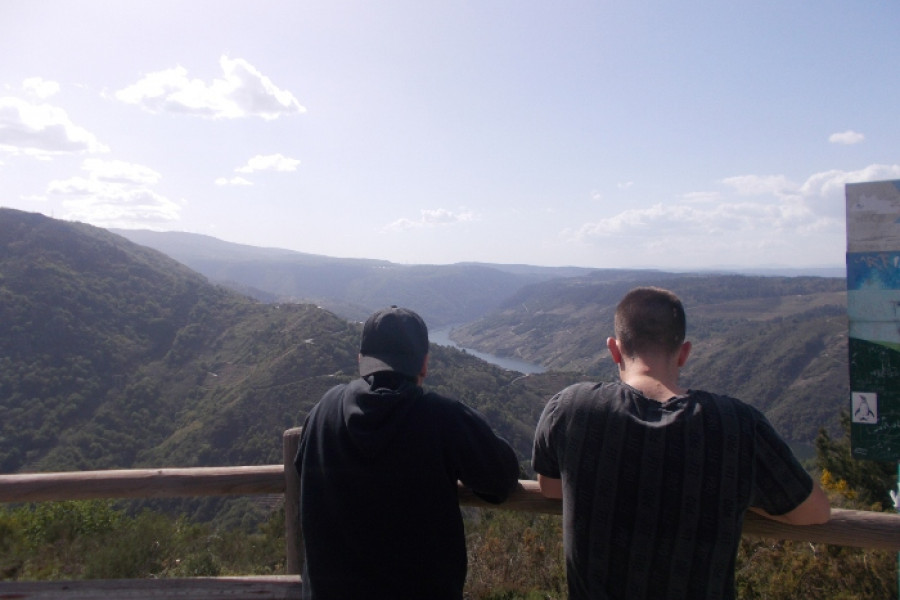 Menores del centro ‘Montefiz’ de Ourense llevan a cabo una ruta de senderismo por las Pasarelas del río Mao. Fundación Diagrama. Galicia 2022