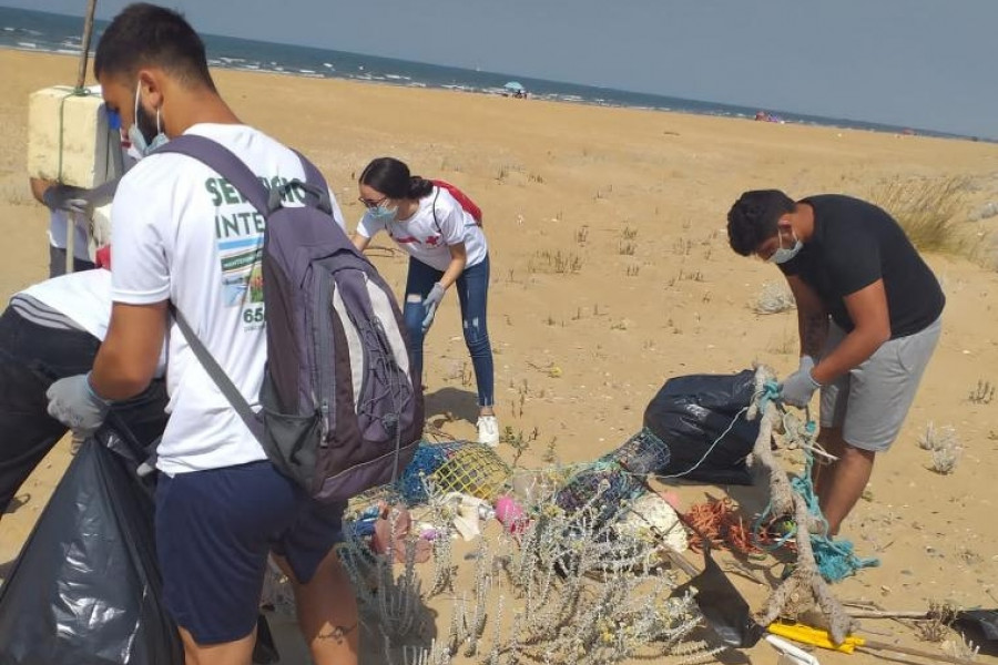 Los menores del centro ‘Odiel’ de Huelva participan en una actividad de voluntariado medioambiental en la playa de las marismas