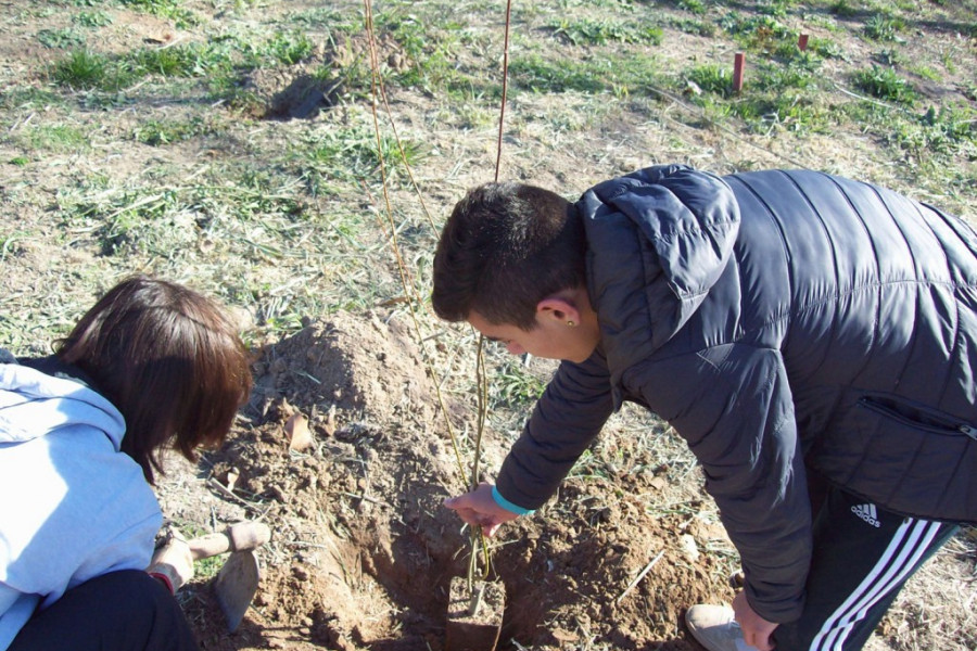 Los menores del centro ‘Pi i Margall’ de Burjassot (Valencia) colaboran en una actividad de voluntariado medioambiental en el río Turia. Fundación Diagrama. Comunidad Valenciana 2019. 