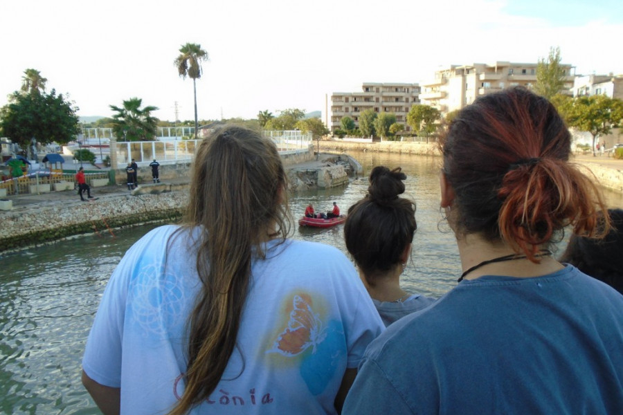 Los jóvenes atendidos en los centros ‘Portocolom I y II’ participan como voluntarios en tareas de limpieza tras las inundaciones en Mallorca. Fundación Diagrama. Baleares 2018.