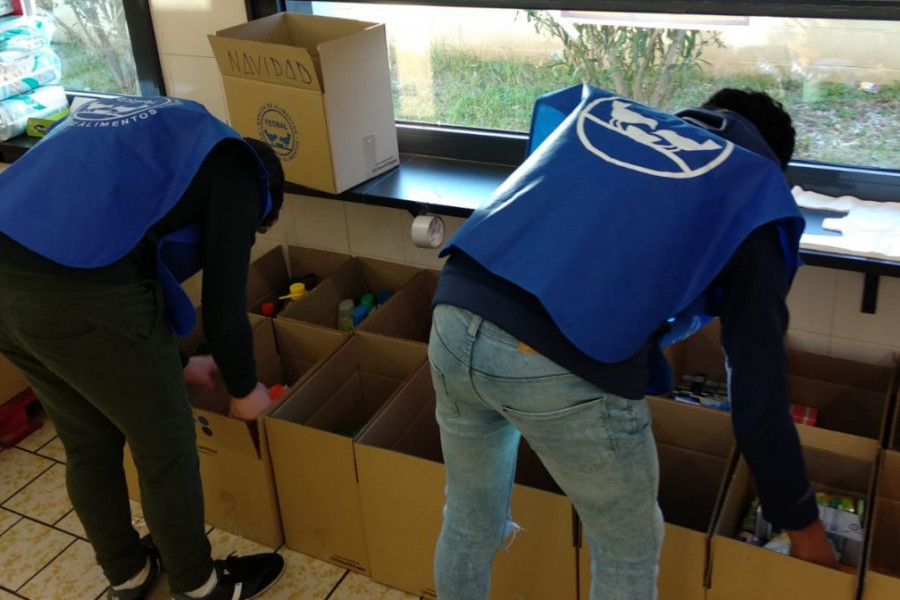 Menores de los centros ‘San Miguel’ de Granada y ‘Odiel’ de Huelva participan como voluntarios en una recogida de alimentos. Fundación Diagrama. 2018.