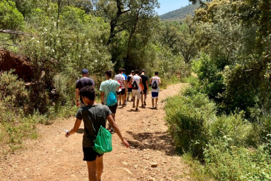 Los menores del centro ‘El Limonar’ de Alcalá de Guadaíra (Sevilla) recorren el sendero del Bosque de las Letras de Huelva