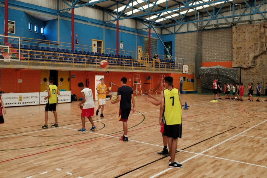 Los jóvenes de las unidades residenciales ‘El Acebo’ y ‘El Tejo’ de Santander asisten al campus de baloncesto organizado por el CBT Torrelavega. Fundación Diagrama. Cantabria 2018.
