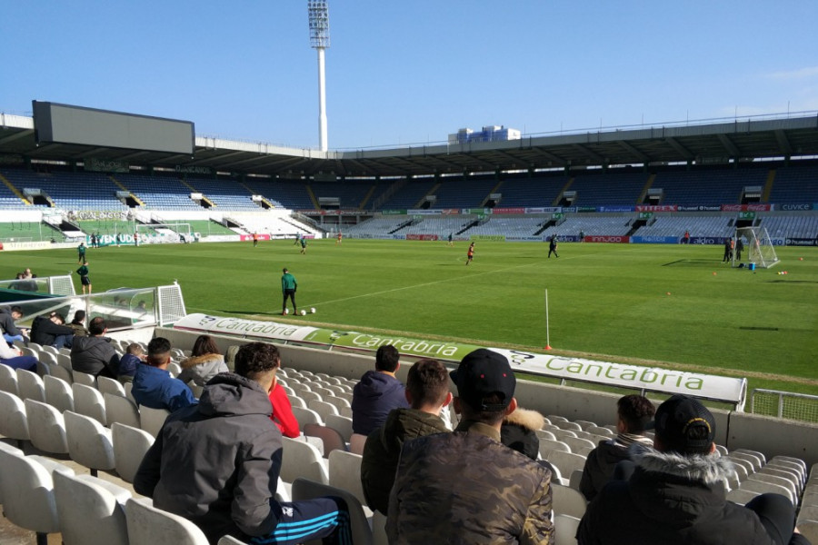Los jóvenes atendidos en la unidad residencial ‘El Acebo’ de Santander asisten a un entrenamiento del Real Racing Club de Santander. Fundación Diagrama. Cantabria 2018.