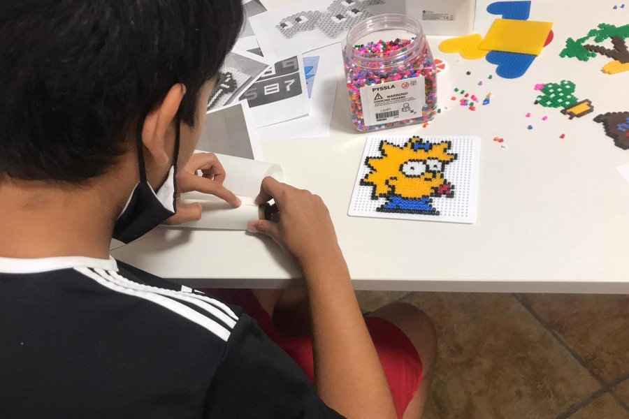Los menores del hogar de convivencia ‘Las Palmeras’ de Murcia llevan a cabo un taller de manualidades y decoración. Fundación Diagrama 2020.