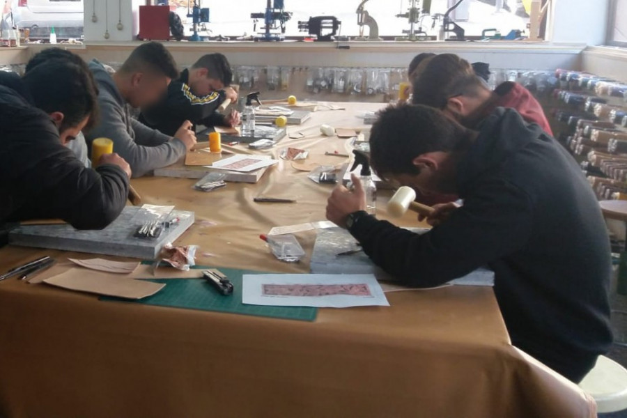Los menores atendidos en el centro ‘La Jara’ de Alcalá de Guadaíra (Sevilla) participan en un taller artístico de cuero y pirograbado. Fundación Diagrama. Andalucía 2019. 