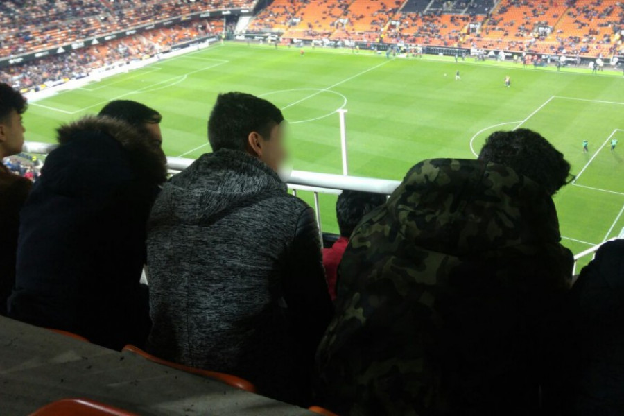 Jóvenes atendidos en el centro ‘Mariano Ribera’ de Burjassot asisten a un partido de fútbol entre el Valencia C.F. y el Deportivo Alavés. Fundación Diagrama 2018. 