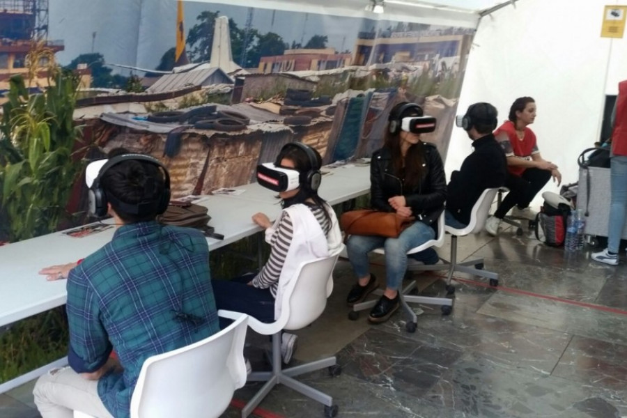 Los menores atendidos en el centro ‘Pi i Margall’ de Burjassot visitan una exposición fotográfica de Médicos Sin Fronteras