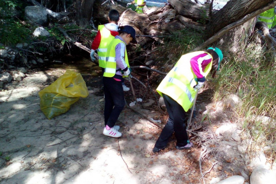 Menores atendidos en los pisos de acogimiento residencial de Logroño participan en una campaña de voluntariado medioambiental