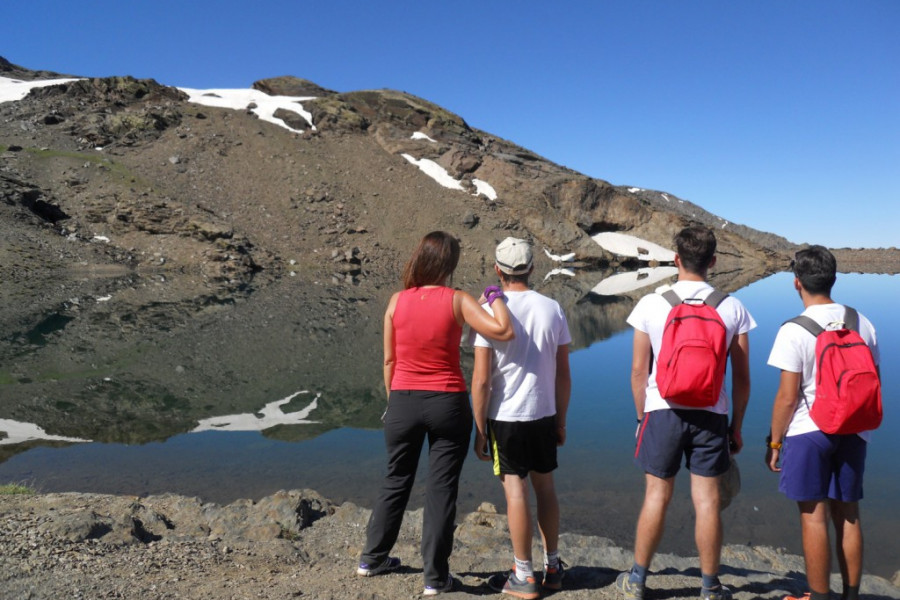 Los menores atendidos en el centro ‘San Miguel’ de Granada realizan varias rutas de senderismo en el Parque de Sierra Nevada. Fundación Diagrama. Andalucía 2018.