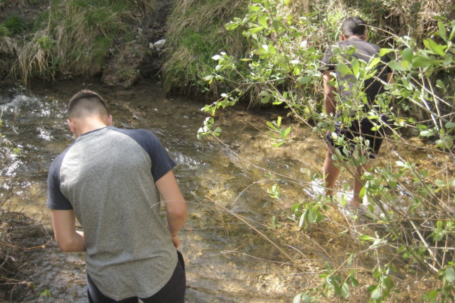 Los menores del centro ‘San Miguel’ de Granada realizan una actividad de voluntariado medioambiental con el programa ‘Andarríos’