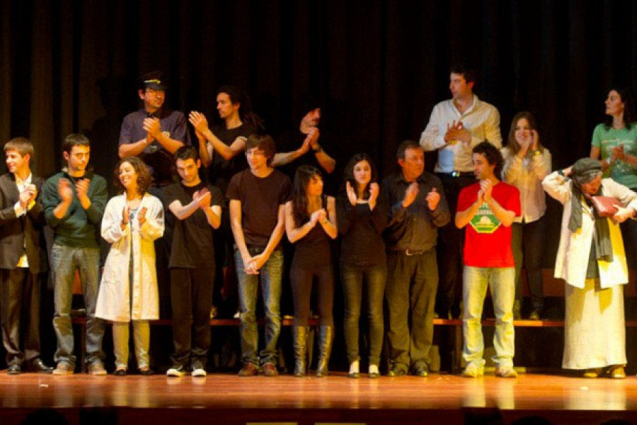 Menores atendidos en la Unidad Residencial ‘El Fresno’ de Santander asisten a la representación de una obra teatral sobre inmigración. Fundación Diagrama. Cantabria 2019.