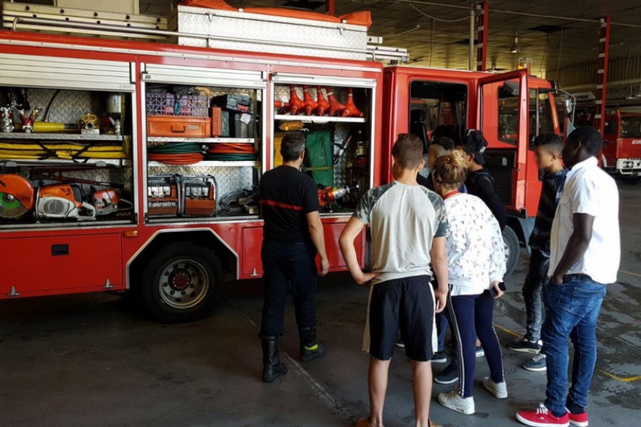 Los jóvenes del centro de acogida ‘Suñu Keur’ visitan el Parque de Bomberos de Molina de Segura