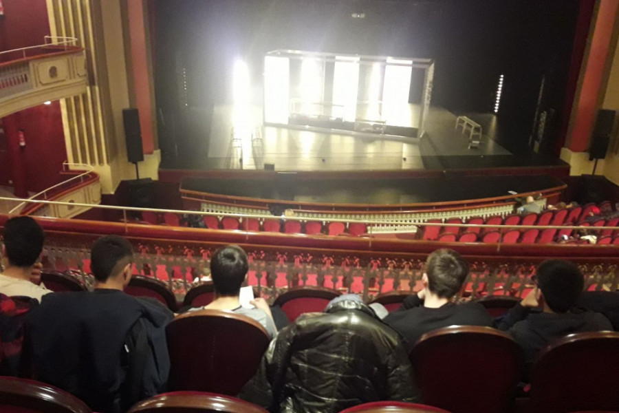 Los jóvenes atendidos en el centro educativo ‘Virgen de Valvanera’ de Logroño asisten a una representación en el Teatro Bretón de la ciudad. Fundación Diagrama. La Rioja 2018.