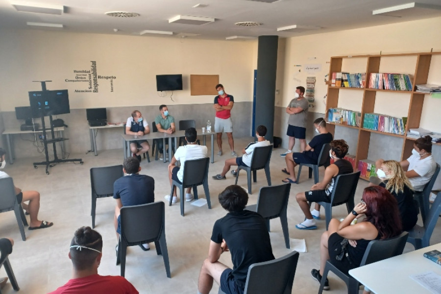 Miembros del equipo de fútbol sala SIMA Granada visitan a las personas jóvenes atendidas en el centro ‘Genil’