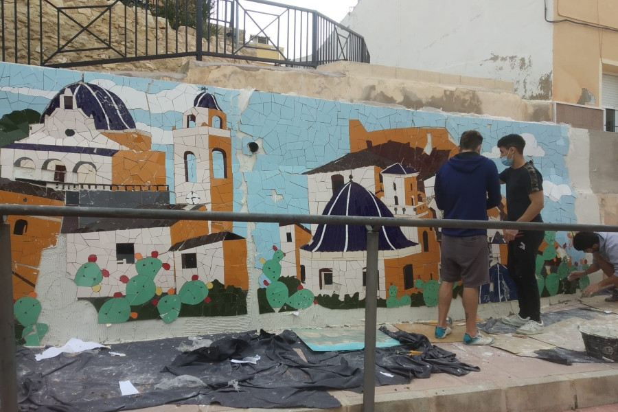 El municipio de Monóvar cuenta con un mosaico de trencadís realizado por los jóvenes de la residencia ‘La Villa’ de Villena (Alicante)