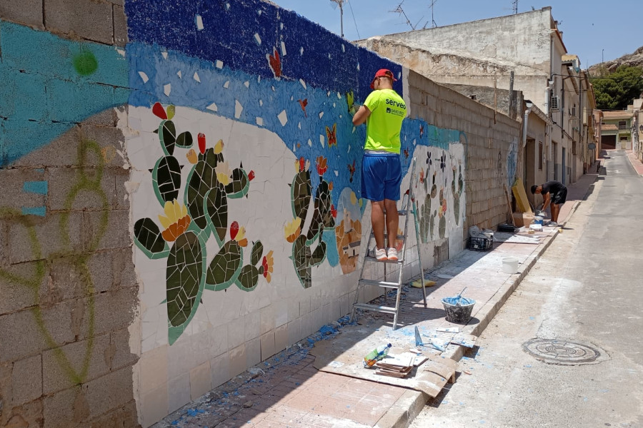 Jóvenes de la residencia ‘La Villa’ elaboran un mural de trencadís para el Museu Urbà d’Art al Carrer de Monóvar