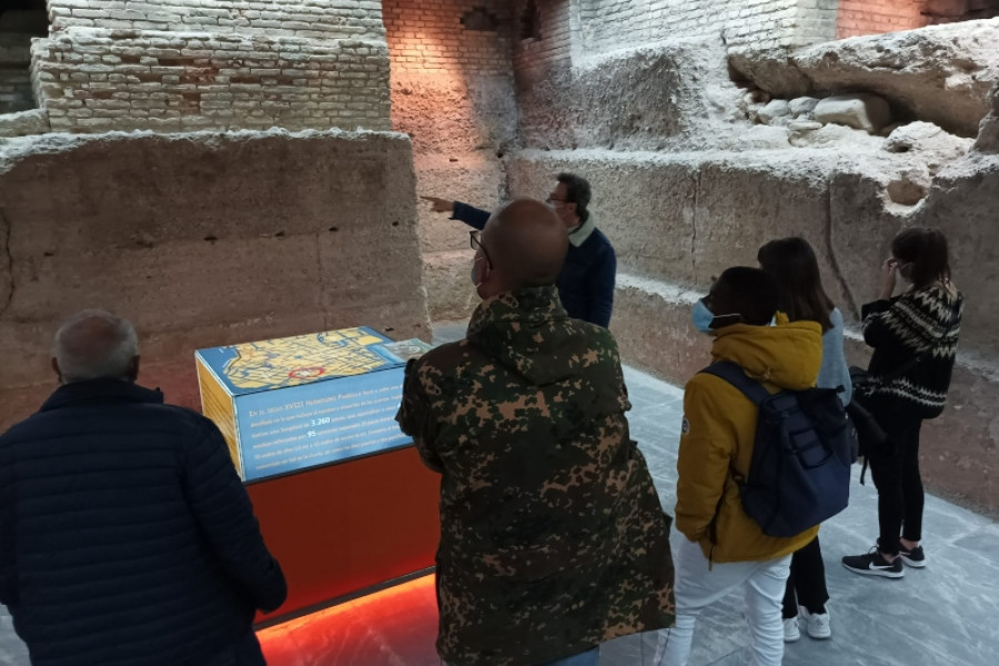 La Muralla de Santa Eulalia recibe la visita de las personas atendidas en el centro de día ‘Heliotropos’ de Puebla de Soto (Murcia)