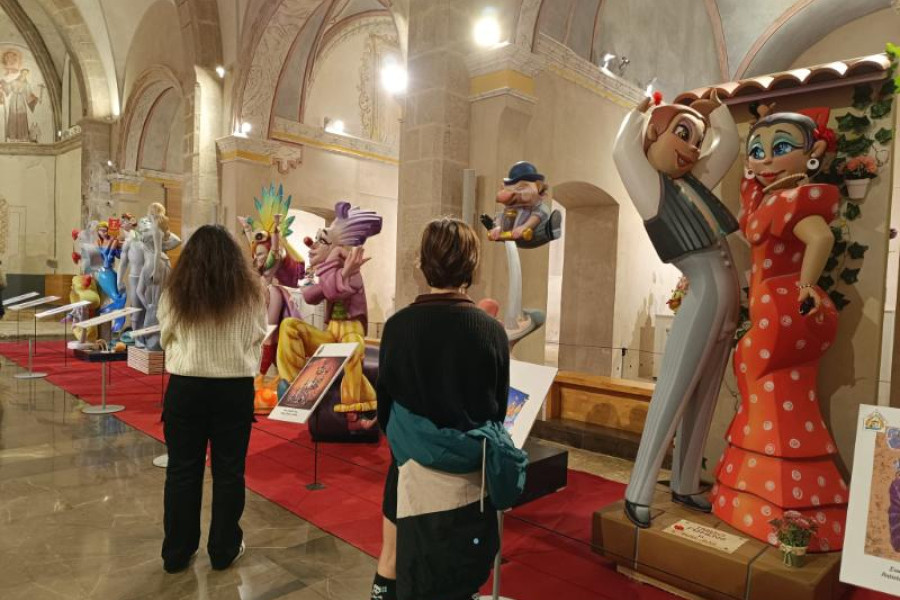 Chicas y chicas de la residencia "Baix Maestrat" visitan la exposición de ninot celebrada en Benicarló