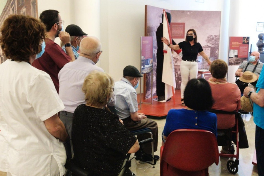 El museo y balneario de Archena recibe la visita de las personas mayores atendidas en la residencia ‘Nuevo Azahar’ de la localidad