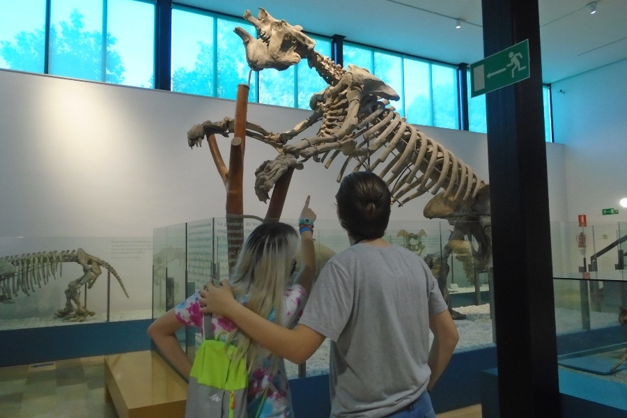 El Museo de Prehistoria de Valencia recibe la visita de los jóvenes atendidos en la Residencia ‘Pi i Margall’ de Burjassot 