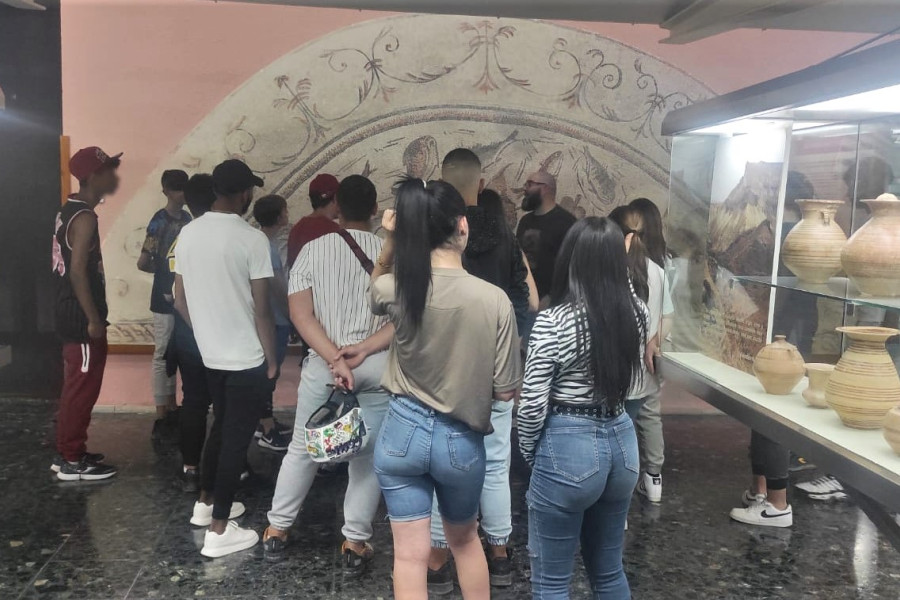 El grupo recorre una de las salas del museo