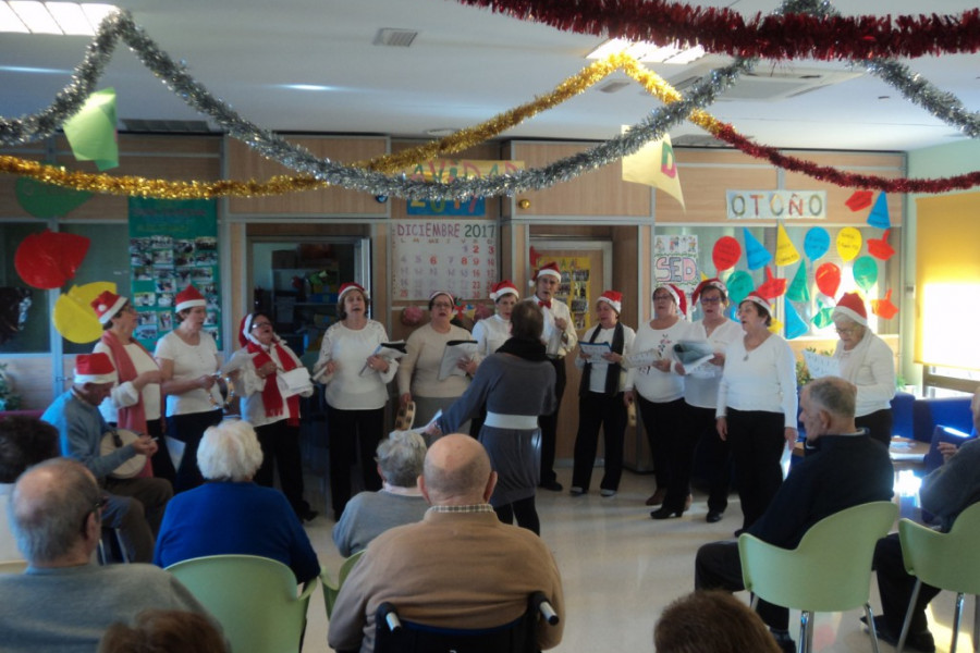 Las personas atendidas por Fundación Diagrama celebran la Navidad con numerosas actividades especiales. Centro de día 'San Juan de Ávila' de Almodóvar del Campo (Ciudad Real). Fundación Diagrama 2017.