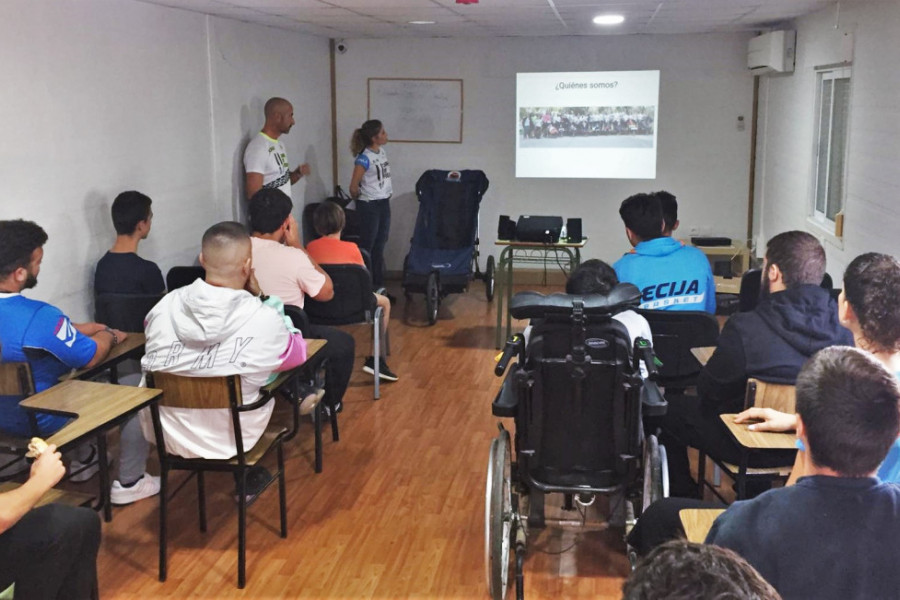 Dos miembros de la asociación Carros de Fuego, durante un momento de la charla a la que asistieron los menores de Los Alcores