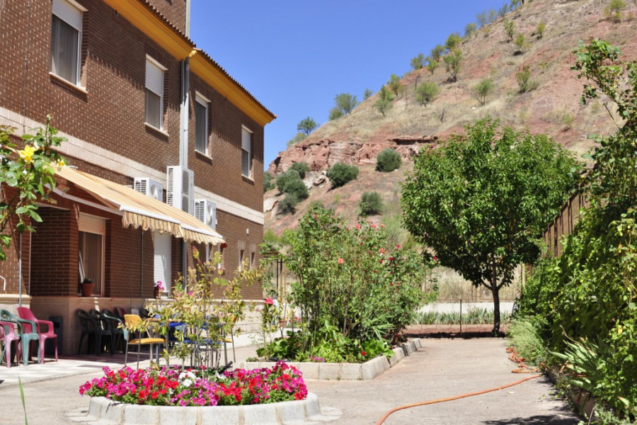 Las personas atendidas en la residencia ‘Nuestra Señora de Cortes’ de Alcaraz (Albacete) realizan actividades lúdicas y culturales junto a sus familiares. Fundación Diagrama. Castilla-La Mancha 2018. 