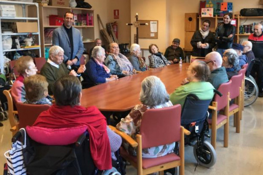 Las personas atendidas en la residencia ‘Nuevo Azahar’ de Archena (Murcia) reciben la visita de la alcaldesa y miembros del consistorio. Fundación Diagrama. Murcia 2018. 