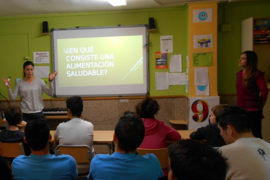 Los menores del centro de acogida ‘Campanar’ de Valencia participan en una charla sobre nutrición para mejorar sus hábitos de alimentación