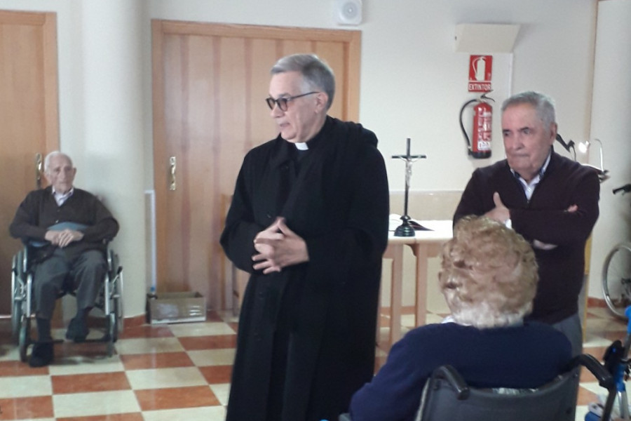 El obispo de Segovia, César Franco, visita a las personas atendidas en la residencia ‘Virgen de Veladíez’. Fundación Diagrama. Castilla y León 2019. 