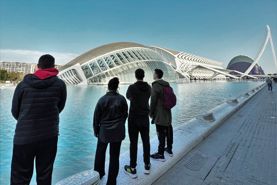 Jóvenes de Pi i Margall ante la Ciudad de las Artes y las Ciencias