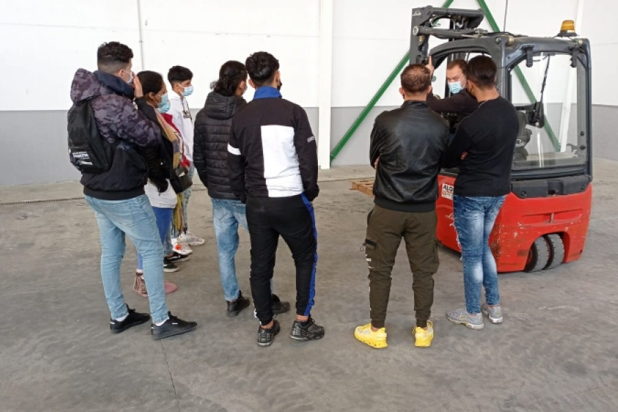 Ocho personas jóvenes atendidas en el Programa Labora de Almería realizan un curso de manejo de carretilla elevadora. Fundación Diagrama. Andalucía 2022.