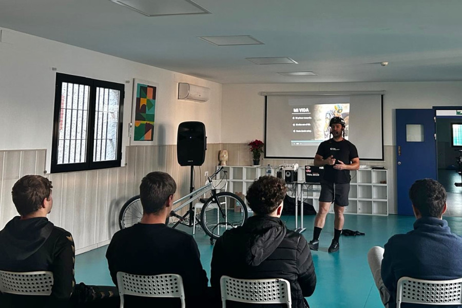 Pablo Adame, durante la charla con jóvenes de Odiel