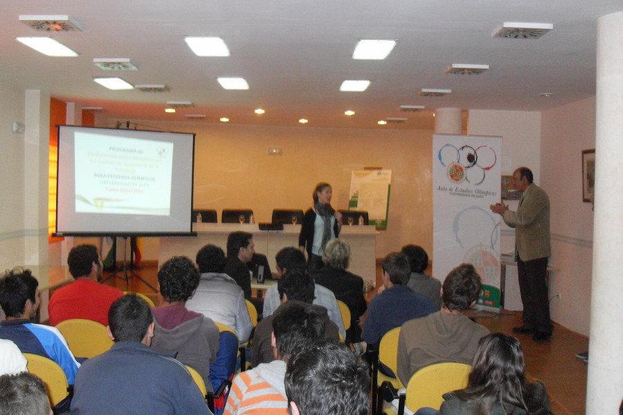 El Centro ‘Las Lagunillas’ de Jaén acoge una conferencia sobre el Movimiento Olímpico y el beneficio del deporte para los jóvenes