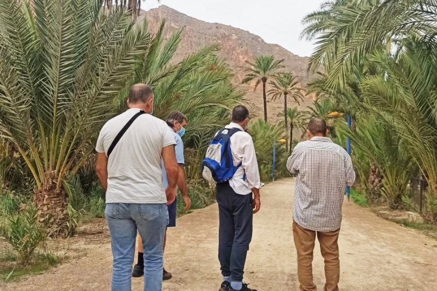 Las 4 personas atendidas en 'Altavida', durante su visita al Palmeral de Orihuela