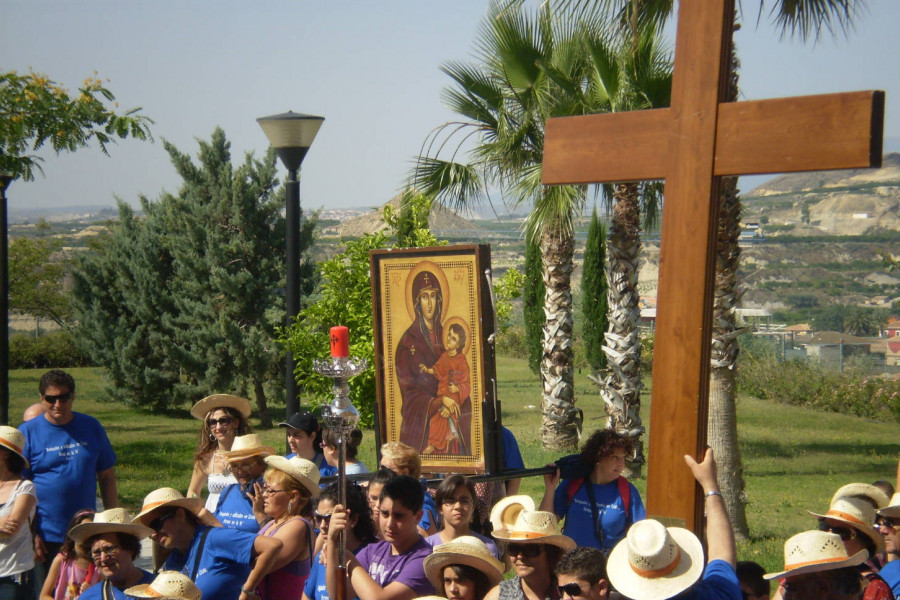 Los jóvenes de la Peregrinación de la Cruz y el Icono visitan la Residencia Nuevo Azahar de Archena