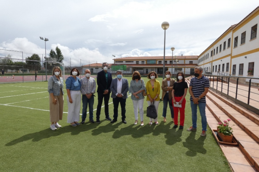 El director general del Servicio de Infancia y Familia de Castilla-La Mancha, Gregorio Gómez, visita el centro ‘La Cañada’ junto a otras autoridades