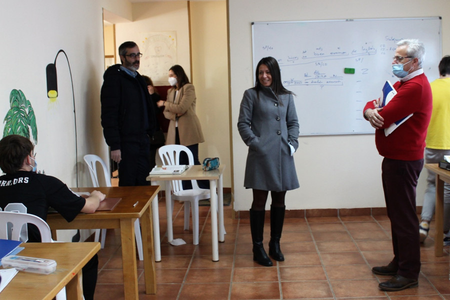 La consejera Bárbara García Torijano habla con un joven en clase