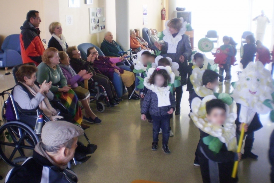 Encuentro intergeneracional en la residencia ‘Nuevo Azahar’ de Archena (Murcia) con motivo del Carnaval