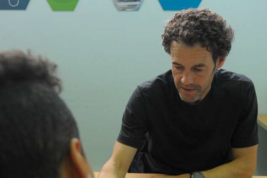 Profesional explicando a persona atendida