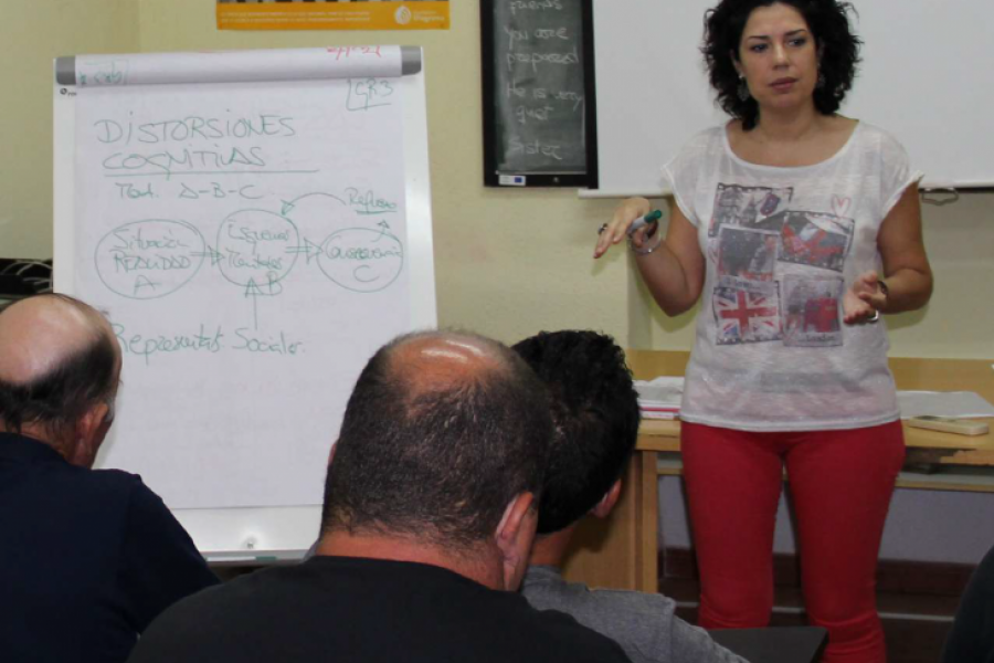 Hombres asistiendo a formación en un aula