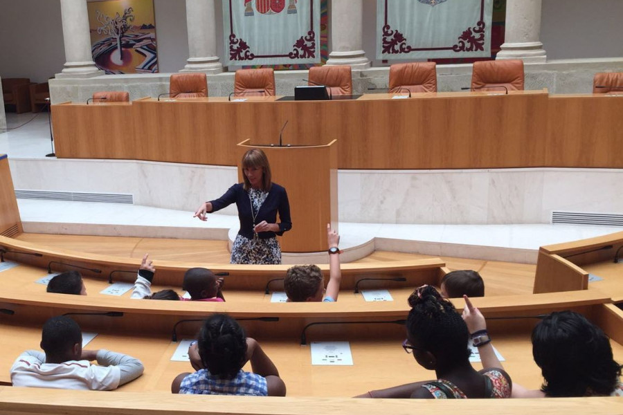 Visita menores de 'La Cometa' al Parlamento de La Rioja.